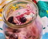Foto del paso 4 de la receta: Postrecito en frasco, para picnic, saludable y low carb ☀️ Petit suisse con arándanos congelados 🫐