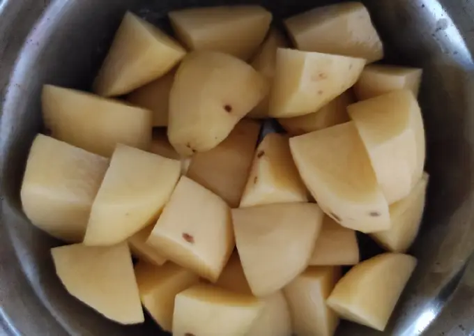 Langkah-langkah untuk membuat Resep Semur Ayam Kentang Favorit di Rumah