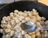 A picture of step 3 of Ghee Makhana.
