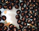 A picture of step 2 of Kue coklat kacang.