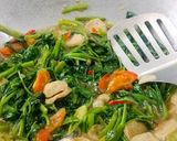Foto langkah ke 4 dari resep Tumis sayur kangkung bakso saos tiram rumahan sedap.
