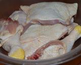 Foto del paso 1 de la receta: Pollo en su jugo con manzana y vegetales