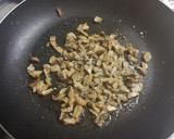 Foto del paso 1 de la receta: Revuelto de champiñones con huevo y jamón ahumado