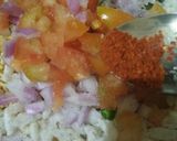 A picture of step 3 of Mudhi (bhelpuri).