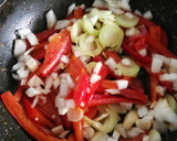 Foto del paso 3 de la receta: Merluza en salsa de pimientos con gambas y espinacas
