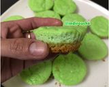 Foto langkah ke 7 dari resep Keto Pandan Cheesecake Muffins.