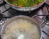 Foto del passaggio 3 della ricetta Spaghetti al pesto di rucola, con pomodorini e pancetta