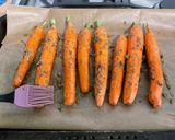 Une image de l'étape 6 de Carottes fanes confites au miel sauce ricotta, skyr et coriandre.