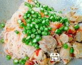 รูปขั้นตอนการทำที่ 3 ของ ผัดหมี่น้ำพริกกะปิกับไข่เจียวถั่วงอก