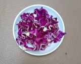 Foto langkah ke 1 dari resep Salad buah dan saus strawberry.