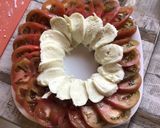 Une image de l'étape 6 de Salade de tomates noires, mozzarella di buffala et oignons nouveaux.