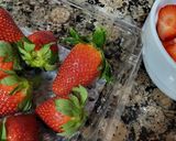 Foto del paso 1 de la receta: Ensalada dulce de fresas y plátano con chocolate 🍓🍓🍌