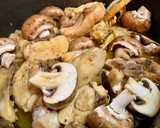 Foto del paso 3 de la receta: Fricasé de pollo con patatas salteadas