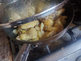 Alitas de pollo con papas rápidas