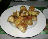 Foto del paso 3 de la receta: Pollo con arroz servido con salsa de ciruelas, dátiles y pipas