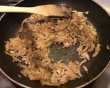 Une image de l'étape 8 de Poêlée de chanterelles à l oignon de roscoff et romarin frais.