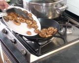 Foto del paso 7 de la receta Pollo y conejo rustidos con setas