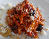 Foto del paso 7 de la receta: Macarrones con salchichas y olivas negras en salsa de tomate