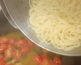 Spagetti koktélparadicsommal, mozzarellával, friss bazsalikommal recept fázis 9 fotója