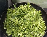 Hình bước làm 4 của món Hoa thiên lý xào tim gà