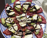 Foto del paso 3 de la receta: Ensalada de tomate, aguacate y mozzarella