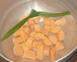 A picture of step 1 of Kolak Pisang Ubi.
