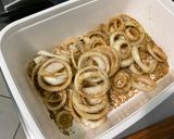 Une image de l'étape 5 de Oignons croustillants marinés épicés grillés.