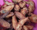 Foto langkah ke 3 dari resep Sayap Ayam Goreng Oseng Bawang.