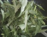 Foto langkah ke 2 dari resep Tumis kangkung.