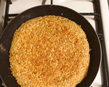 Foto del paso 4 de la receta: Pizza Margarita a base de avena y zucchini con queso de almendras y albahaca fresca