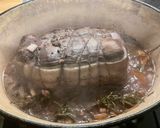 Une image de l'étape 8 de Rôti de cerf mariné au vin, légumes et herbes.