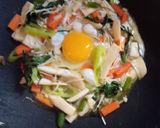 รูปขั้นตอนการทำที่ 6 ของ กะเพราเห็ดไข่หมก 🍄 (คลีน)