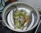 Hình bước làm 2 của món Cá nục hấp cuốn bánh tráng