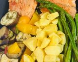 Foto del paso 3 de la receta: Lomo de Salmón a la Plancha Con Vegetales y Papas Al Horno!