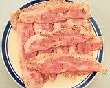 Foto del paso 8 de la receta: Tostas con espárragos envueltos en bacon y queso fundido