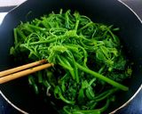 Hình bước làm 4 của món Ngọn su su xào tỏi