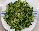 Foto del passaggio 1 della ricetta Pasta con broccoli e acciughe, aglio, olio e peperoncino