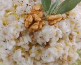 Foto del passaggio 4 della ricetta Risotto parmigiano e noci