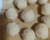 صورة لخطوة 3 من وصفة كرات جوز الهند 🥥 بالحليب