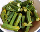A picture of step 4 of Bhindi curry.