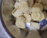 A picture of step 1 of Banana chia milkshake.