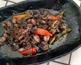 Foto langkah ke 5 dari resep Cumi Masak Hitam Pedas.