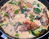 A picture of step 5 of Creamy mushroom broccoli chicken.