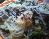 Foto langkah ke 4 dari resep Bihun aren pedas jamur.