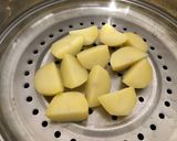 Hình bước làm 1 của món Khoai tây bọc tôm chiên xù (baby food)