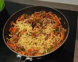 Une image de l'étape 4 de Nouilles chinoises sautées aux légumes et viande hachée.