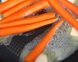 Une image de l'étape 1 de Mini carottes au miel et au sésame.