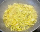 Foto del paso 3 de la receta: Setas con yema curada y crujiente de jamón ibérico sobre cama de patata y calabaza