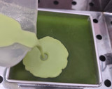 Foto langkah ke 5 dari resep Lapis Sagu Pandan Suji.