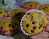 Foto langkah ke 5 dari resep Choco Chip Muffin.